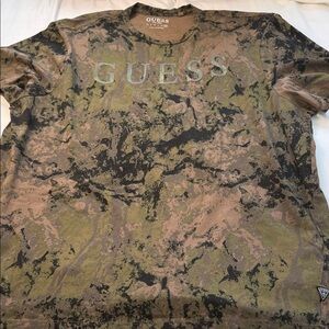 GUESS Men's Short Sleeve Camouflage Tee - Olive and Black